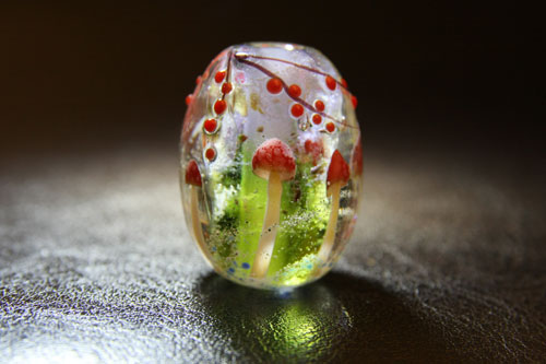 梅にベニテングタケ