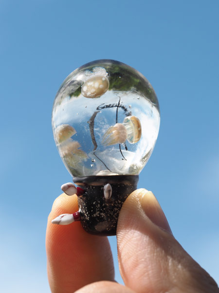 ガラス作品：漂着電球にタコクラゲ